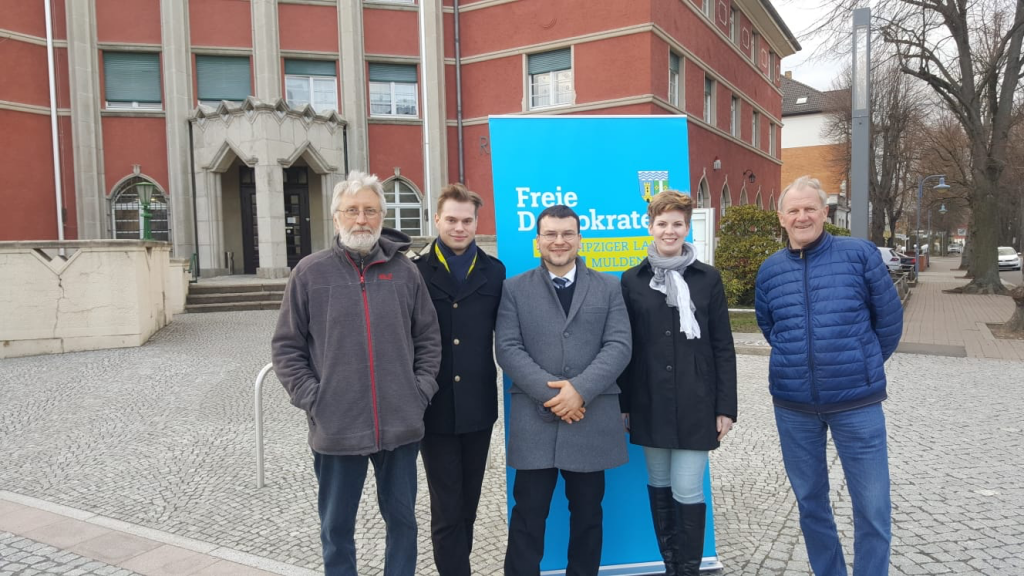Sebastian Drews (Mitte) mit weiteren Unterstützern vor dem Rathaus in Borsdorf