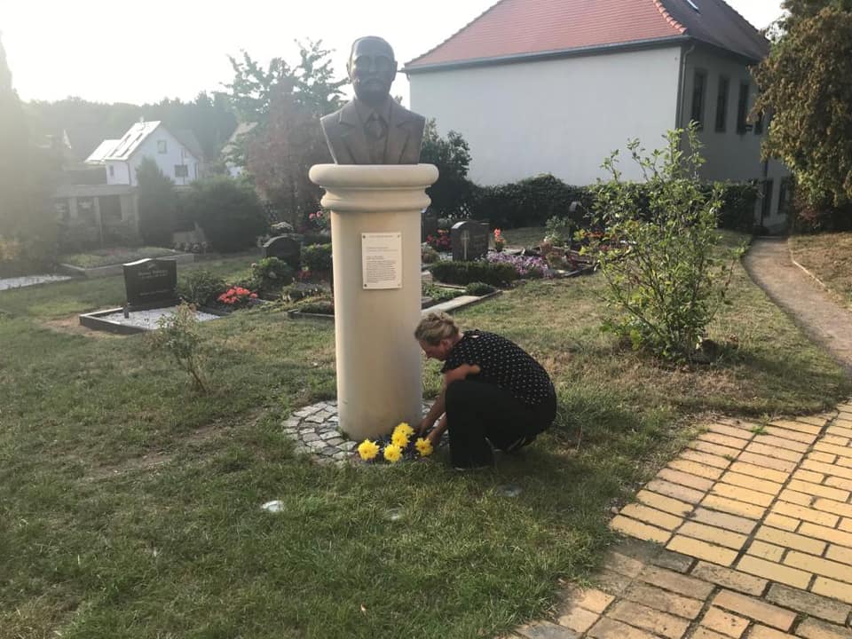 Blumenniederlegung durch Anja Jonas